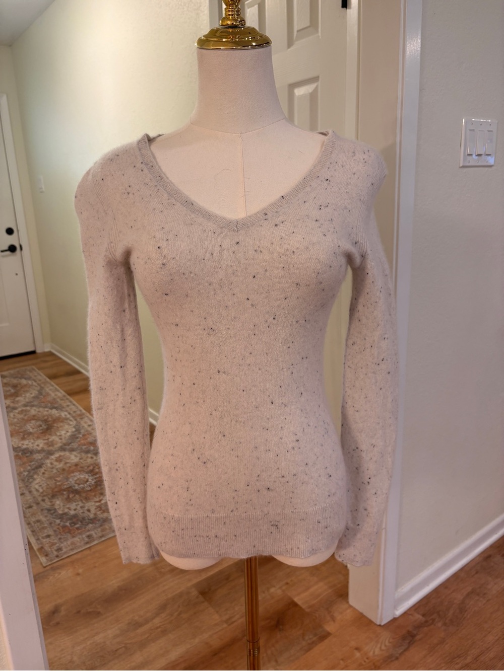 Saks Fifth Avenue Cream Speckled V-Neck Cashmere Sweater Small